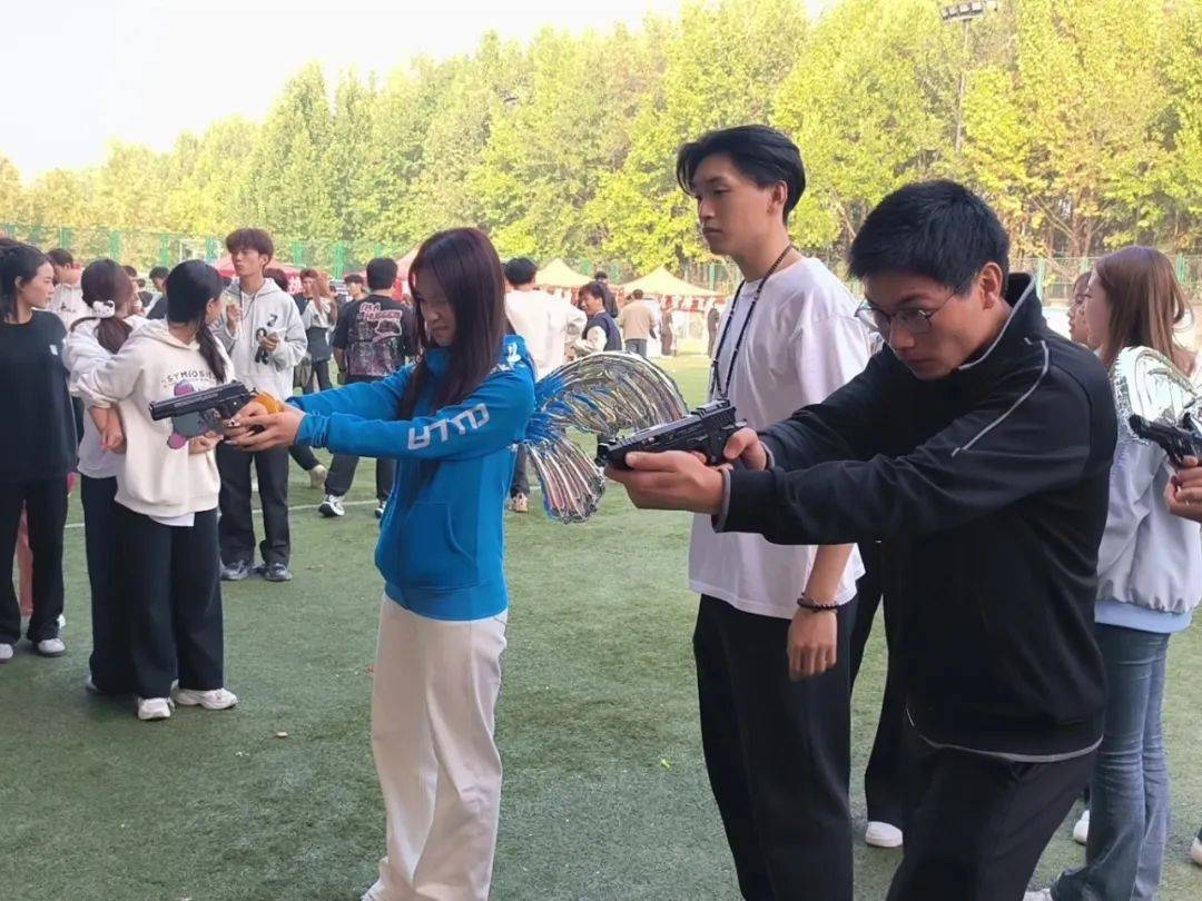 球场上掀起紧张气氛，观众席热闹非凡的简单介绍