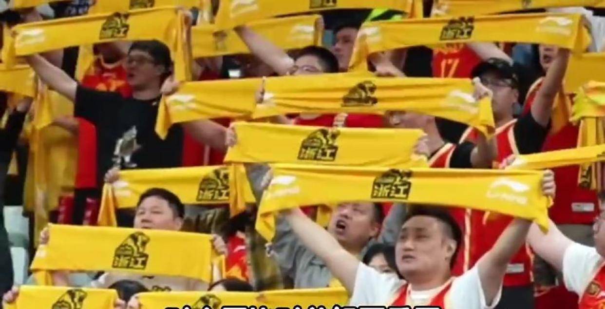 开yun体育官网入口登录体育-篮球赛事中队员之间发生争执，团队内部不和谐